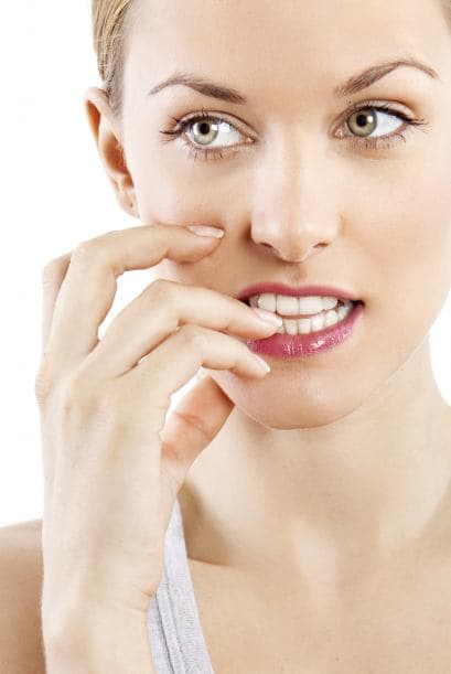 Comerte las uñas, atiborrarte de ‘snacks’ cuando estás ansiosa, beber seis tazas de café por día…