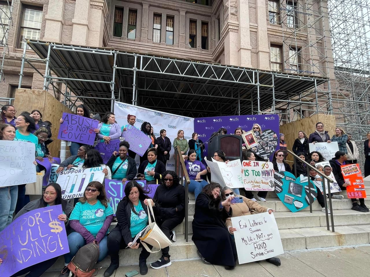 Defensores y víctimas de violencia doméstica y sexual abogan por justicia frente al capitolio de Texas