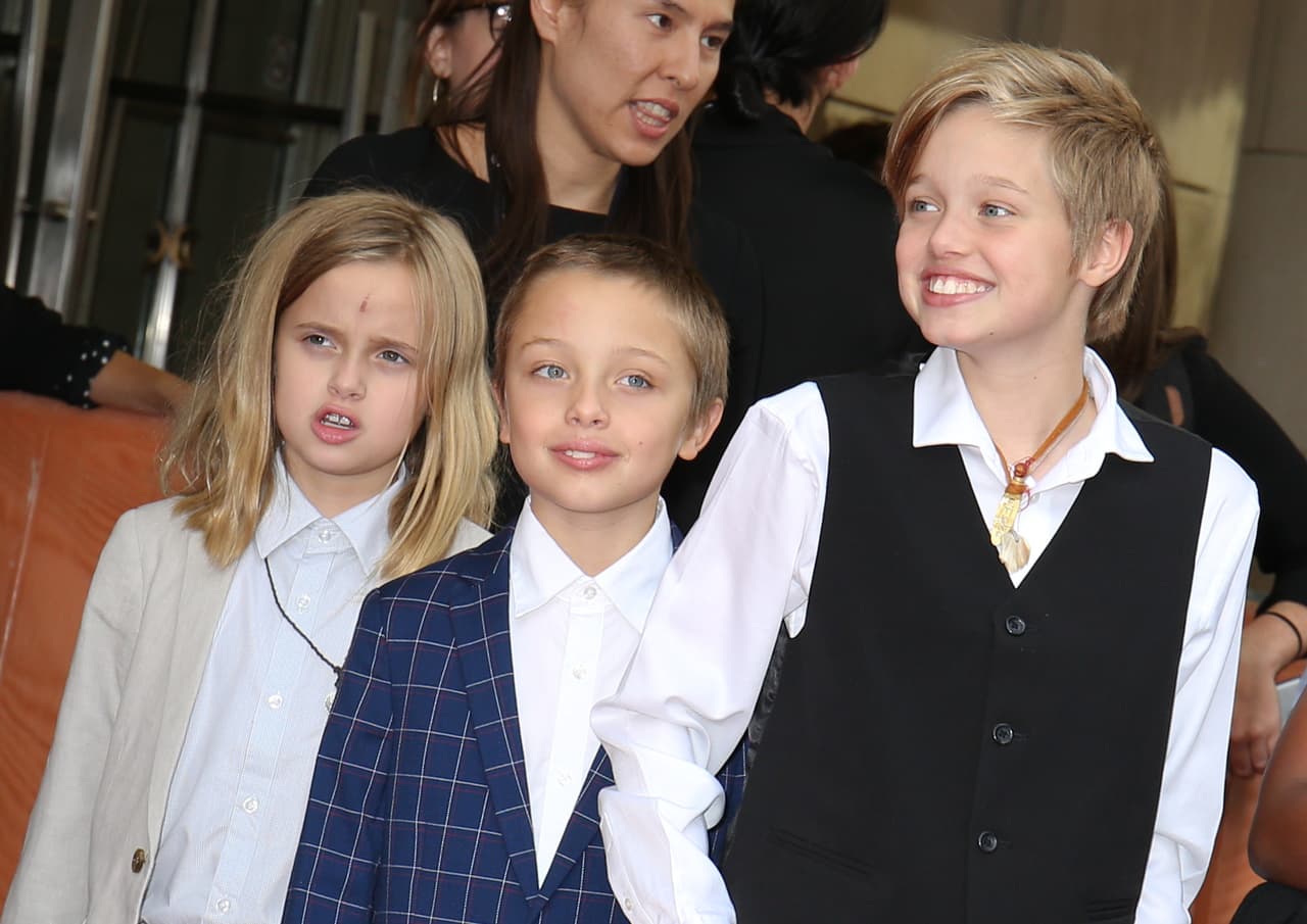 Shiloh decidió aprender Khmer (lengua camboyana); Pax vietnamita, Mad alemán y ruso, Zahara habla francés, Vivienne quiere aprender árabe y Knox está aprendiendo el lenguaje de signos.