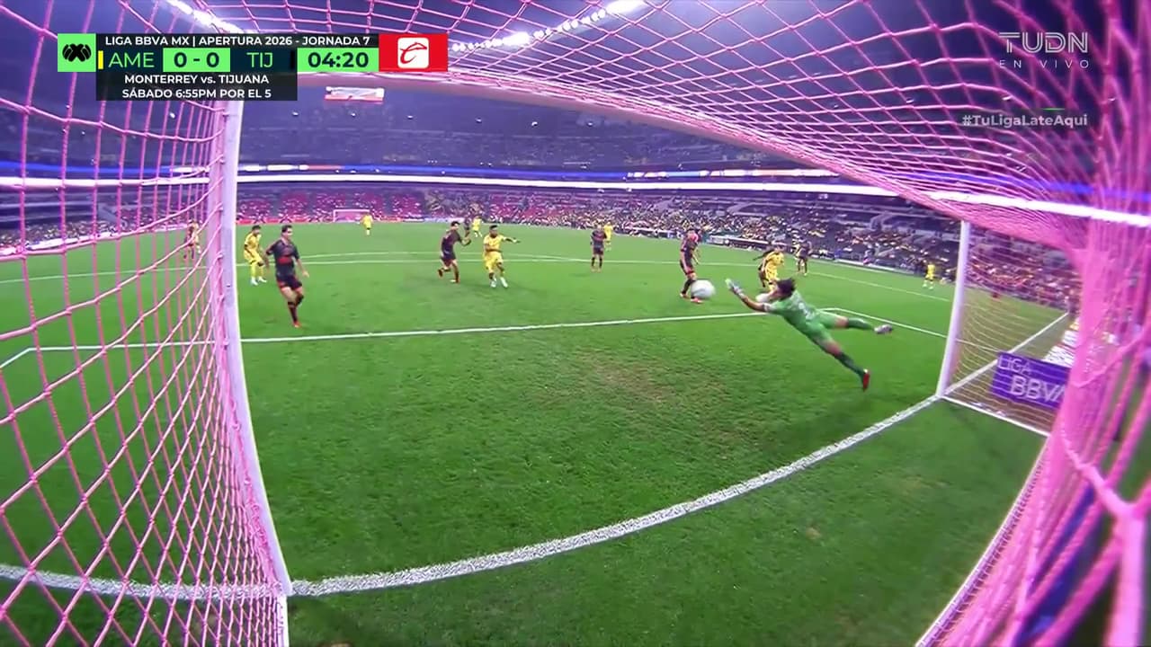 ¡Atajadón de Toño Rodríguez que apaga el primer disparo peligroso del América!