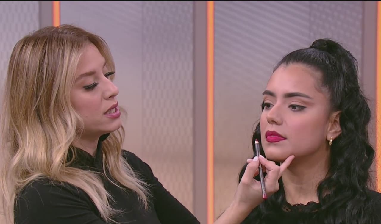 Para recrear los labios carnosos de la diva, Mariela otorgó algunos trucos indispensables: “Selena también utilizaba el delineado de labios más oscuro que el labial, en esa época se usaba mucho eso. Con nuestra modelo trabajaremos con un labial rojo y un delineador vino tinto, y para actualizar el look, en lugar de marcar la línea alrededor de los labios, voy a integrar el color con el labial para crear el contraste".
<br>