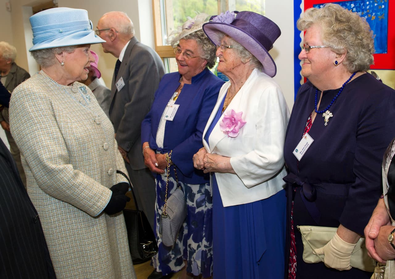 Visita de la reina Isabel II a Aberfan en 2012