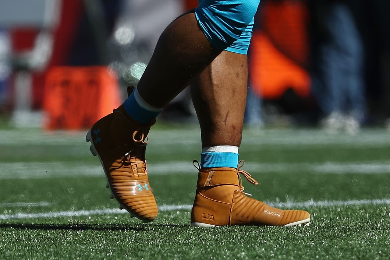 Unos zapatos completamente cafés, poco usuales en el futbol americano, fue un diseño que usó en alguna vez el QB.