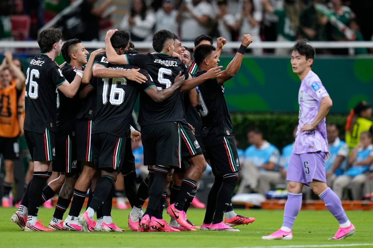 Jugadores de México celebran después de que Luis Romo (7) marcara el primer gol durante el partido de fútbol del Grupo A de la Copa del Mundo entre México y Corea del Sur en Zapopan, cerca de Guadalajara, México, el jueves 18 de junio de 2026.