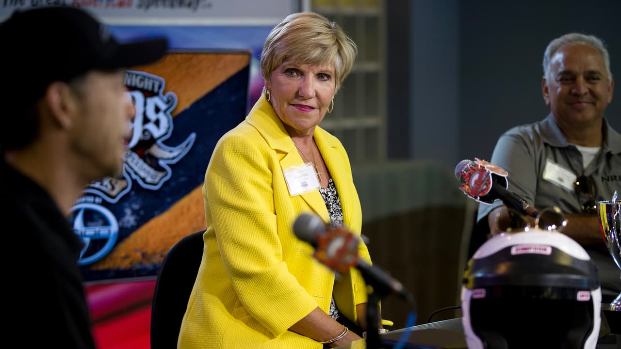 <a href="https://twitter.com/MayorBetsyPrice/status/1366891871977558022" target="_blank">Betsy Price, alcaldesa de Fort Worth,</a> consideró la medida como "prematura" y augura un aumento del suministro de vacunas para Texas.