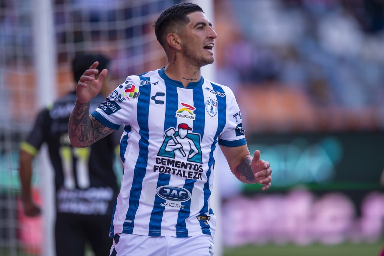 El Pachuca consiguió su segunda victoria del torneo tras vencer por 2-1 a las Chivas. Los Tuzos aprovecharon un grave error del 'Tiba' Sepúlveda y Raúl Gudiño para marcar el segundo tanto después de que Víctor Guzman hiciera el primero. Los rojiblancos reaccionaron con un gol de Ángel Zaldívar por la vía del penal, pero no fue suficiente.