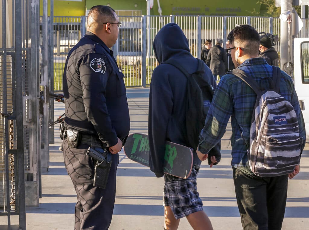 "Hasta 5 años de cárcel": falsas amenazas de violencia en escuelas son un crimen y pueden salir muy costosas