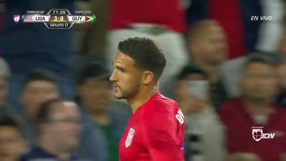 Tiro desviado de Cristian Roldan