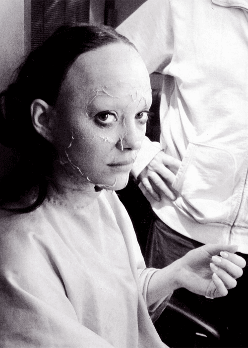 La belleza de Marion quedó oculta tras vendas de yeso y capas de pintura para dar vida a la gran intérprete.