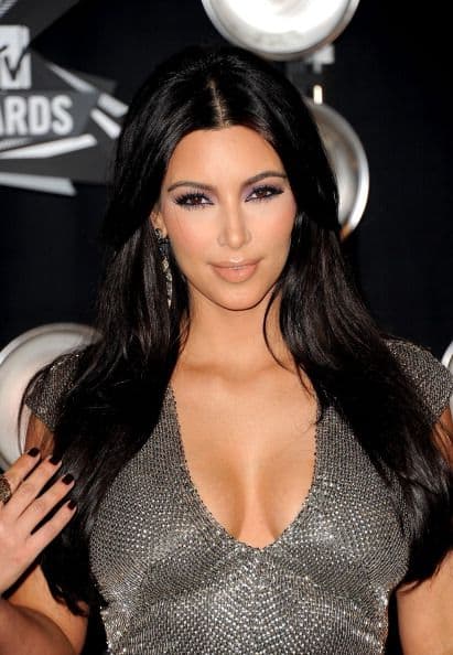 Las modas que luce Kim Kardashian siempre son tema de conversación entre los ‘fashionistas’. Y nos es para menos, ya que a Kim le encanta lucir sus curvas en confecciones ceñidas al cuerpo y escotes que dejan muy poco a la imaginación. Aquí recorremos los ‘looks’ donde Kim K ha presumido su tremenda “pechonalidad”. ¿Quieres ver más? las mejores del mundo del entretenimiento aquí