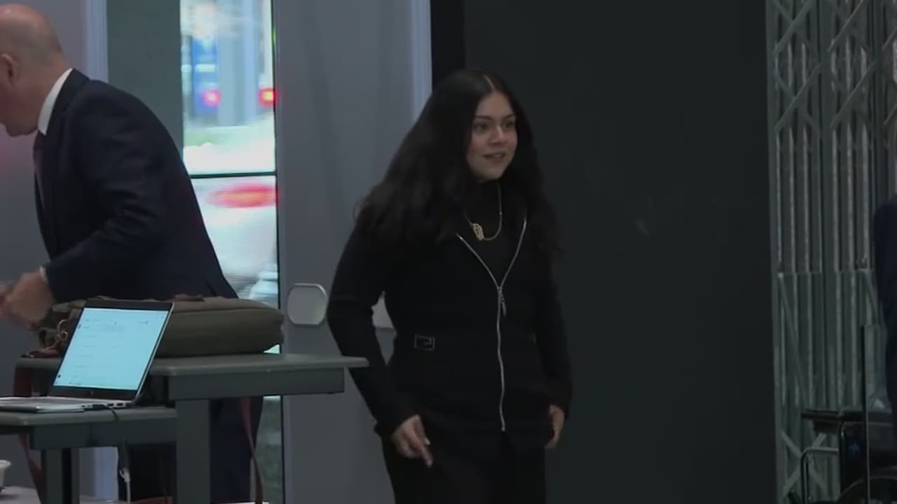 Juez federal ordena divulgar mensajes de agente que disparó a Marimar Martínez en Chicago