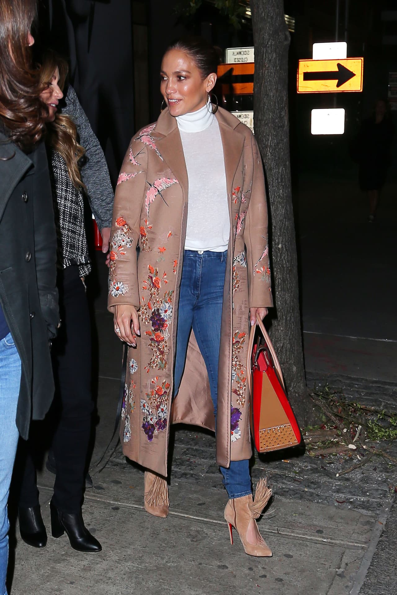 La diva llevaba un abrigo con adornos en flores.