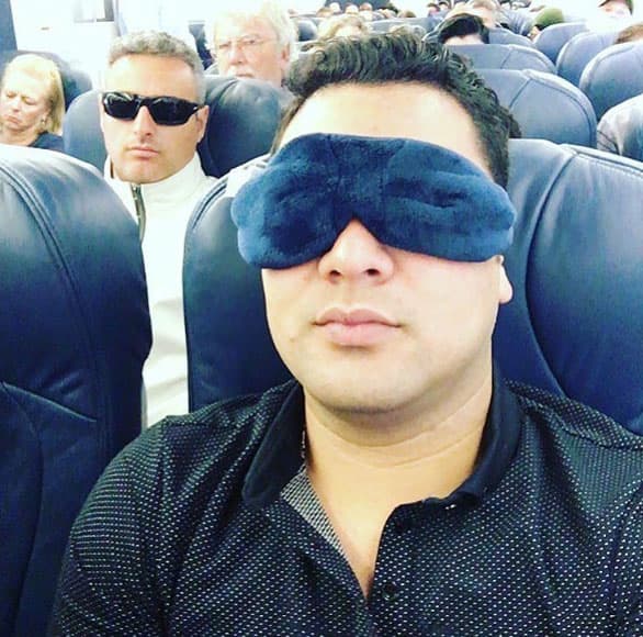 Los chicos de la Banda MS intentan descansar donde puedan... ¿es eso un calcetín?