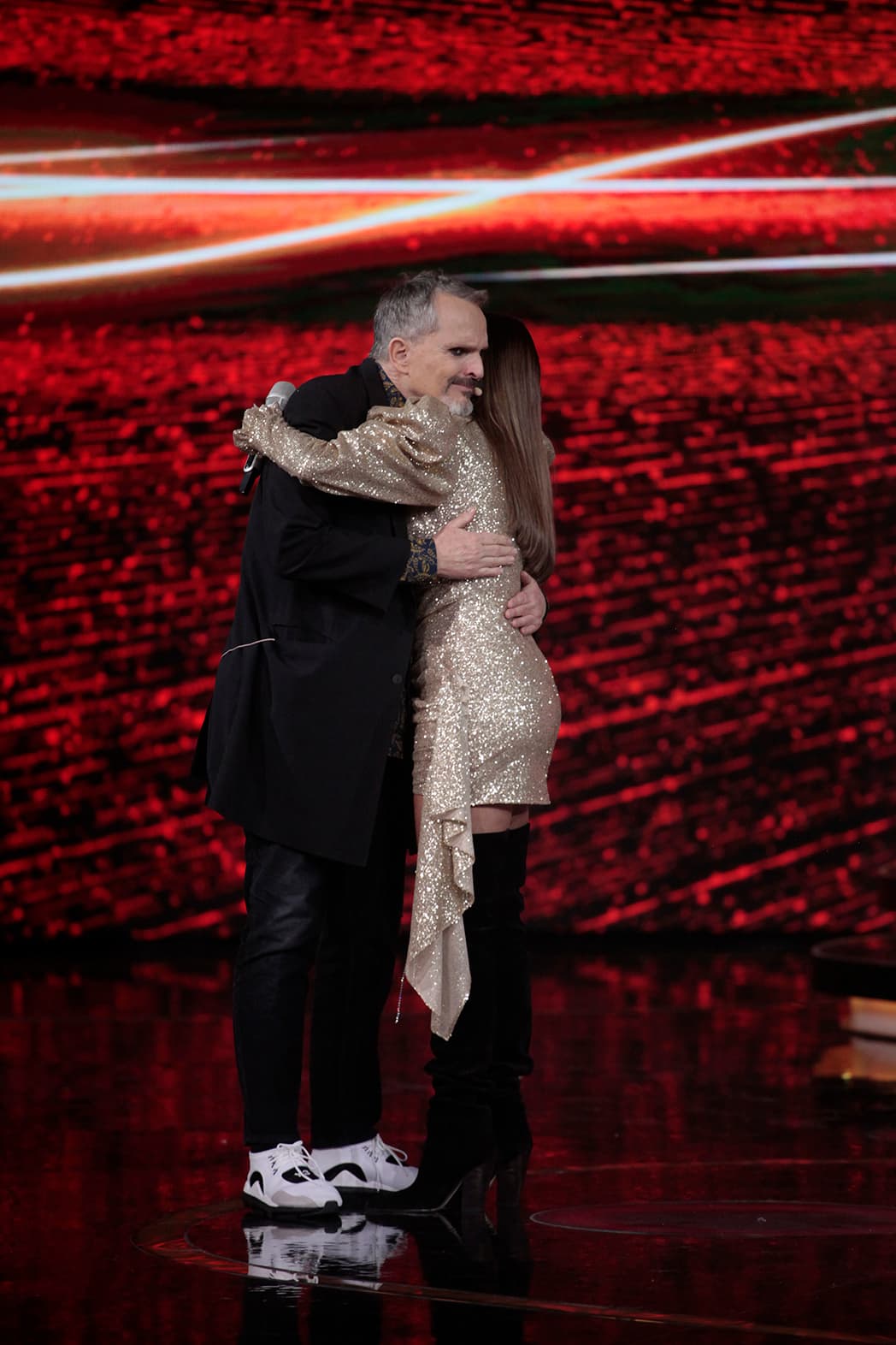 Galilea Montijo abrazó a Bosé: "Me conmueven muchísimo los niños, pero más verte a ti con esa imagen que tienes de papá, cómo te encariñas tanto con los niños, cómo los quieres ayudar, incluso cuando están cantando. No sabes cómo te lo agradecemos".