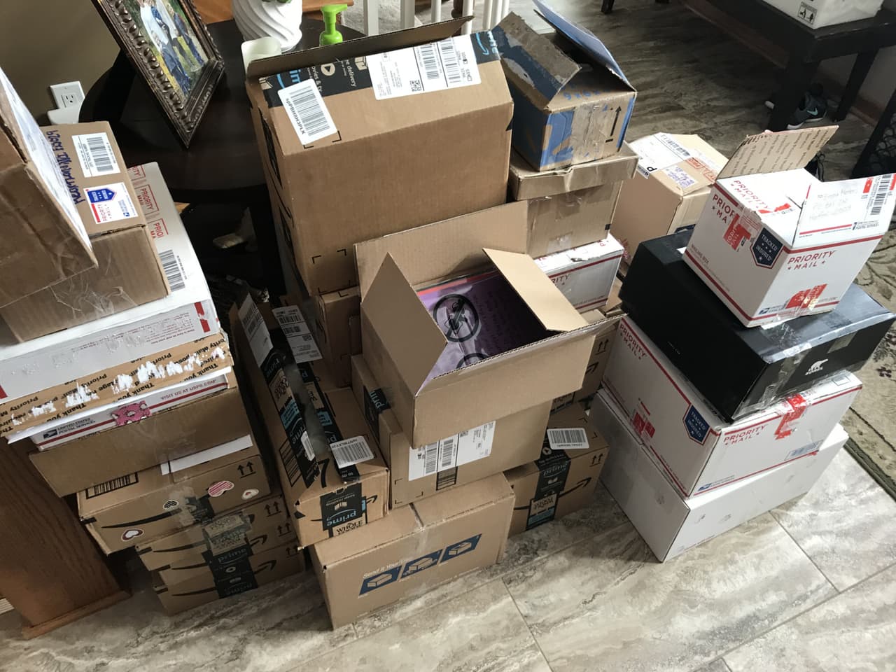 Los empleados de la oficina postal no se dan abasto para llevarle todo a su casa, así que cada día su padre va a recoger el correo y llena su camioneta (un día tuvo que hacer tres viajes).