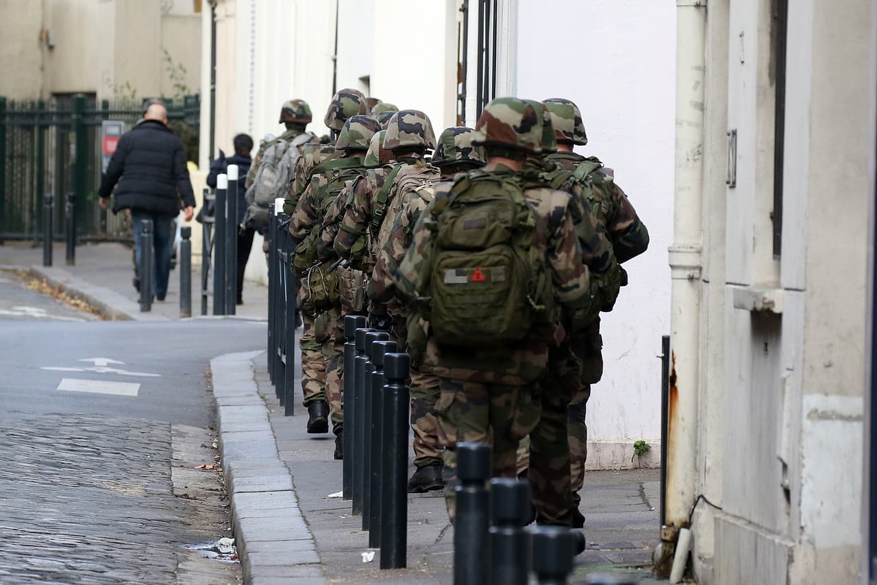 Decenas de militares por las calles de París.