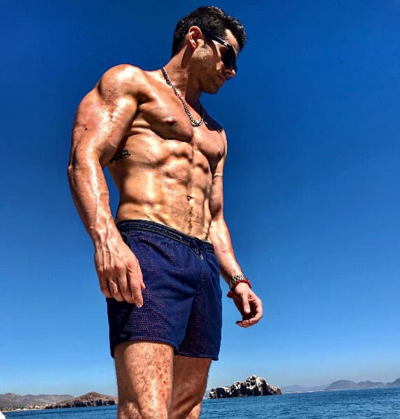 Actualmente tiene 31 años y la edad le ha sentado muy bien, es uno de los actores más guapos y con mejor cuerpo de las novelas.