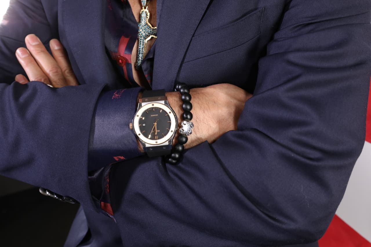 Otro objeto que carga y usa como amuleto, es esta pulsera de bolitas negras con un dije plateado, que recibió como regalo de una amiga que se encarga de hacer conjuros para atraer la buena suerte.