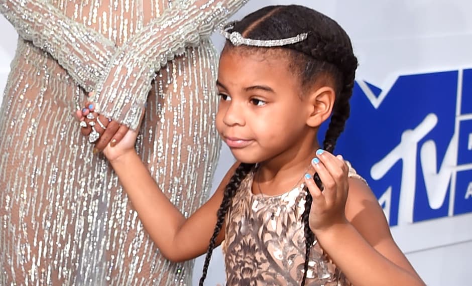 Para desfilar en la alfombra blanca, la pequeña princesita Blue Ivy Carter coronó su peinado con una tiara. El look de la pequeña coordinaba a la perfección con el de su mamá Beyoncé. Pues además de llevar el mismo estilo de vestido, ambas optaron por peinarse con trenzas.
<br>