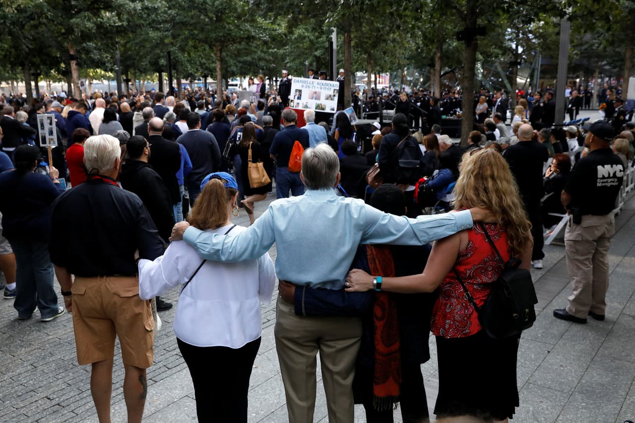 Decenas acudieron este lunes al lugar de recordación. (Brendan McDermid/Reuters)