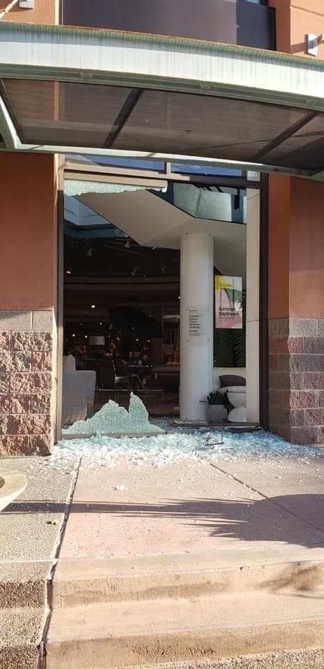 Así quedaron varios negocios después de los actos violentos en Scottsdale.