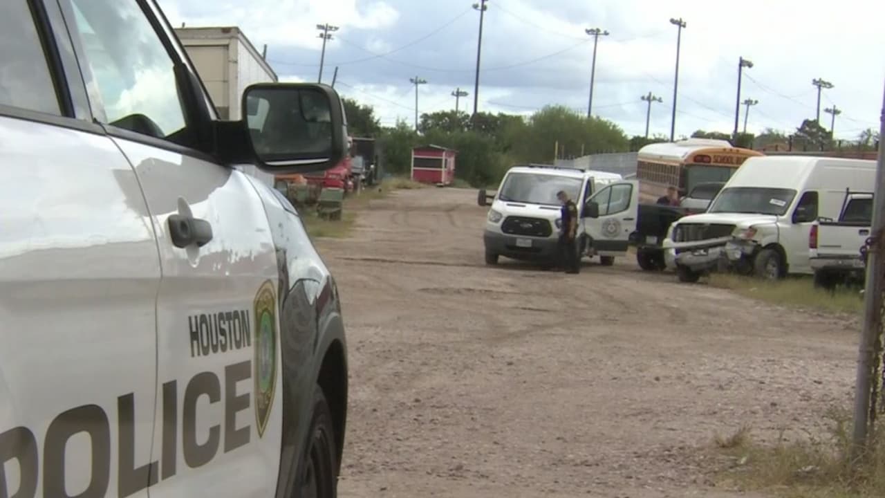 Autoridades hallan el cuerpo de un hombre al suroeste de Houston