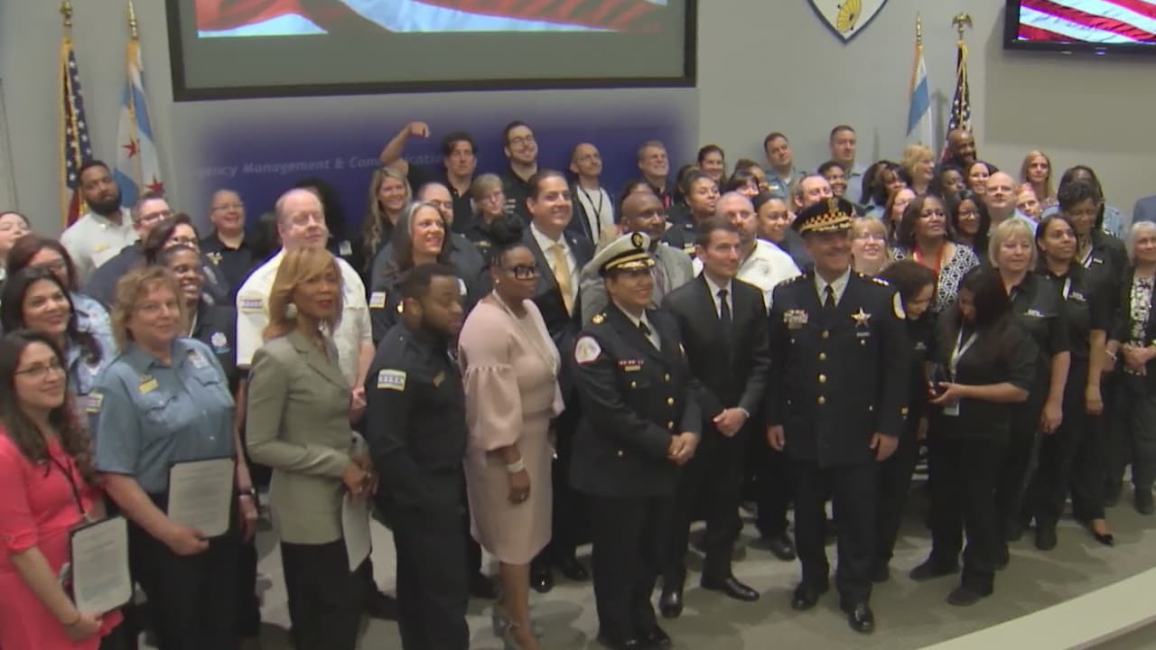 Condecoran a trabajadores de las líneas de emergencia en Chicago