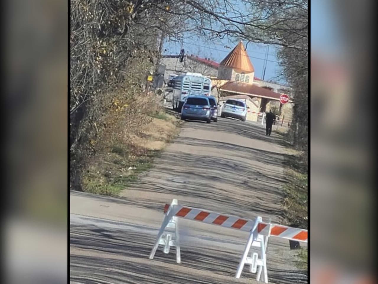 No, ICE no está realizando operativos en el club Lienzo El Tejano ubicado en Venus