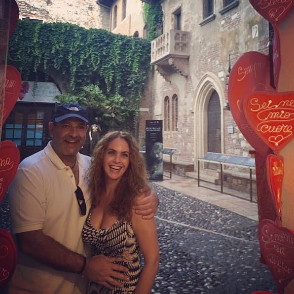 "Afortunadamente, con mi eterno novio, porque somos los eternos enamorados, estoy feliz de la vida", aclaró.