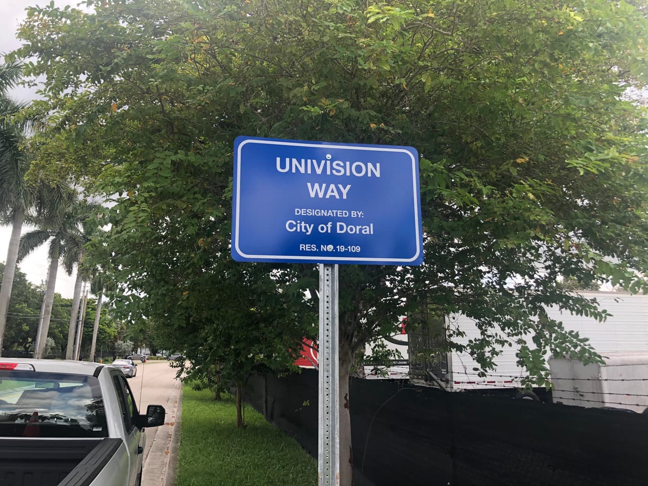 La calle 30 Th Terrace de Doral ahora es ‘Univision Way’.