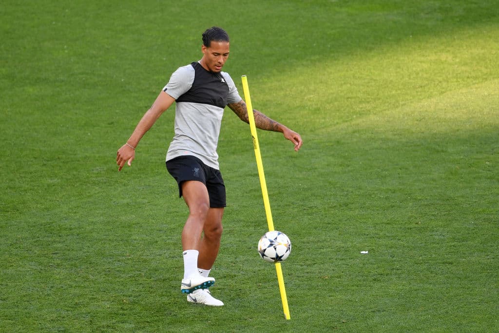 Mientras caían de manera inclemente las sombras de la tarde en el Olímpico de Kiev, el defensa holandés Virgil van Dijk realizaba algunos ejercicios para calibrar la técnica con el esférico.