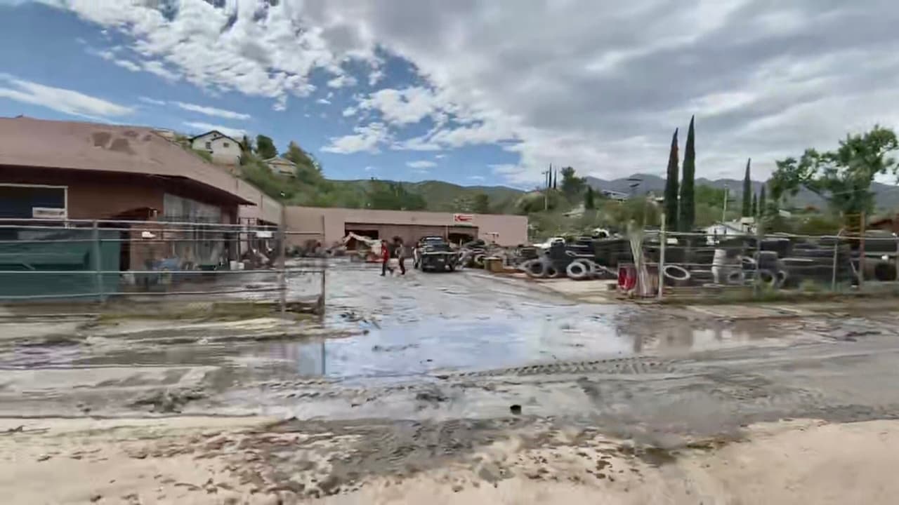 Decenas de residentes de Miami, Arizona salieron este viernes a limpiar las calles luego de que una inundación repentina provocara estragos en casas y negocios. Ahora, la comunidad teme por su seguridad pues hace unas semanas tuvo que evacuar el pueblo por el incendio Telegraph.