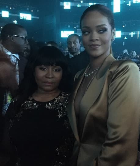 Tras bambalinas, la madre de Nicki se tomó una foto al lado de Rihanna.