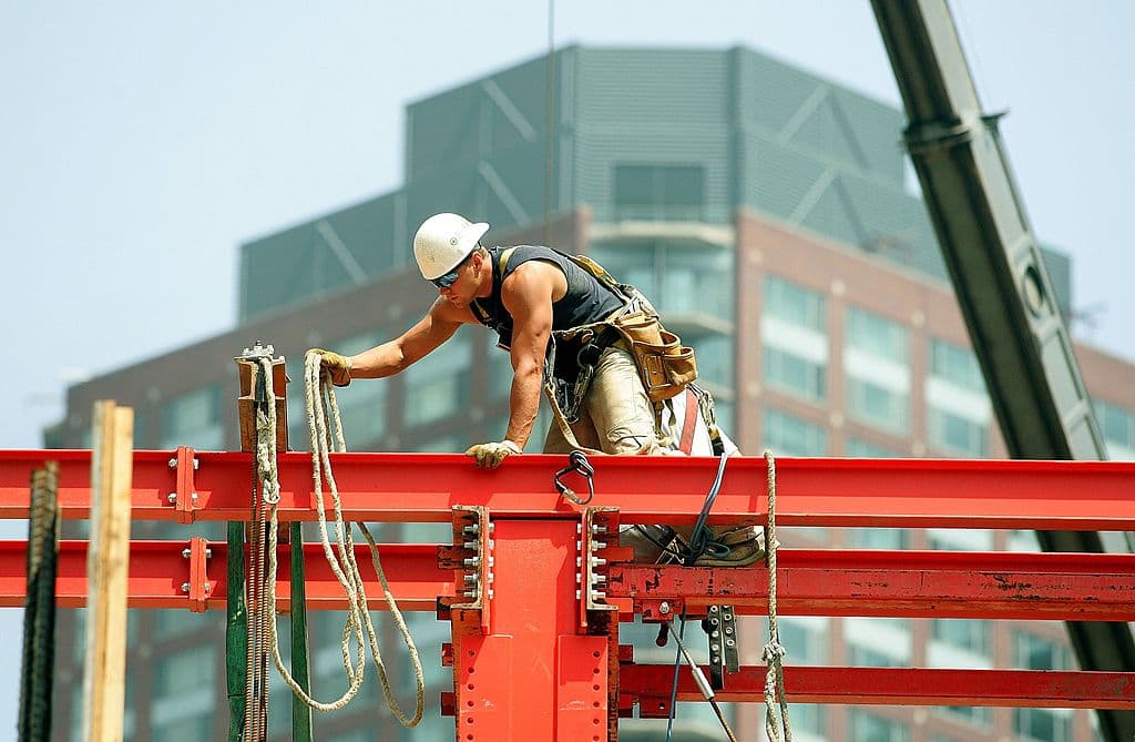 <b>Trabajos mejor pagados en Chicago</b>. Trabajadores de hierro reforzado y barras de refuerzo donde el s
<b>alario promedio anual es de 108,740 dólares</b>.
<br>
<br>Para este trabajo se pide al menos un diploma de 
<b>escuela secundaria o equivalente</b>. 
<br>
<br>Entre las tareas a realizar está colocar y asegurar las barras de acero o la malla en los encofrados de hormigón para reforzarlo. Utilizar una variedad de sujetadores, máquinas dobladoras de barras, sopletes y herramientas manuales. Incluye dobladoras de varillas.
<br>