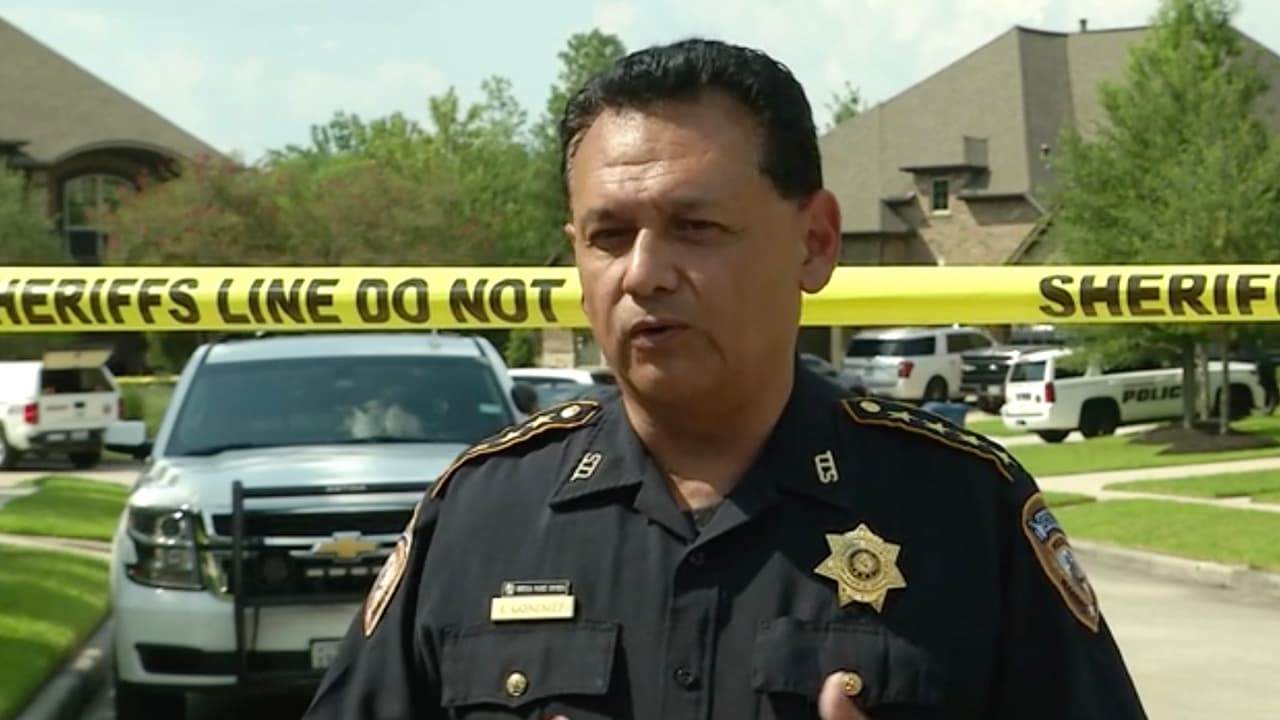 Según el alguacil del condado Harris, Ed González, la madre y su hija de 8 años entraron a la casa y se dieron cuenta horas después de que el niño de 5 años no estaba adentro.