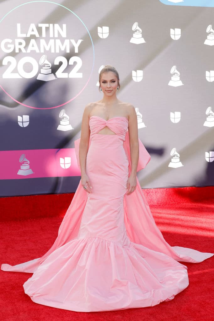 La experta en moda,
<b>Daniela Di Giacomo</b>, lució un vestido strapless rosa pastel con capa.
<br>
<br>