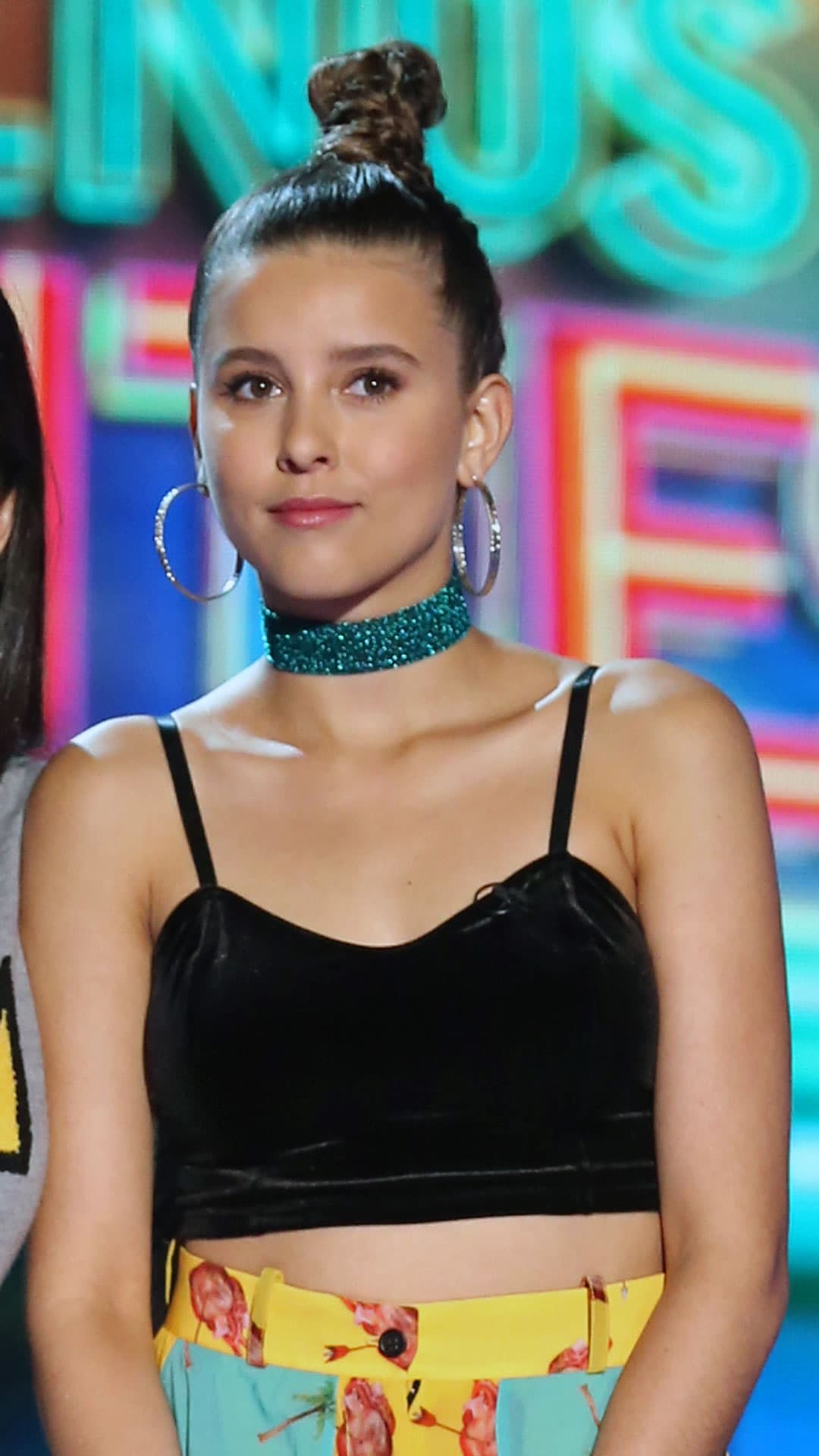 Usar una prenda de color negro ayuda a crear un look muy interesante y evitar que el outfit se ve muy recargado.