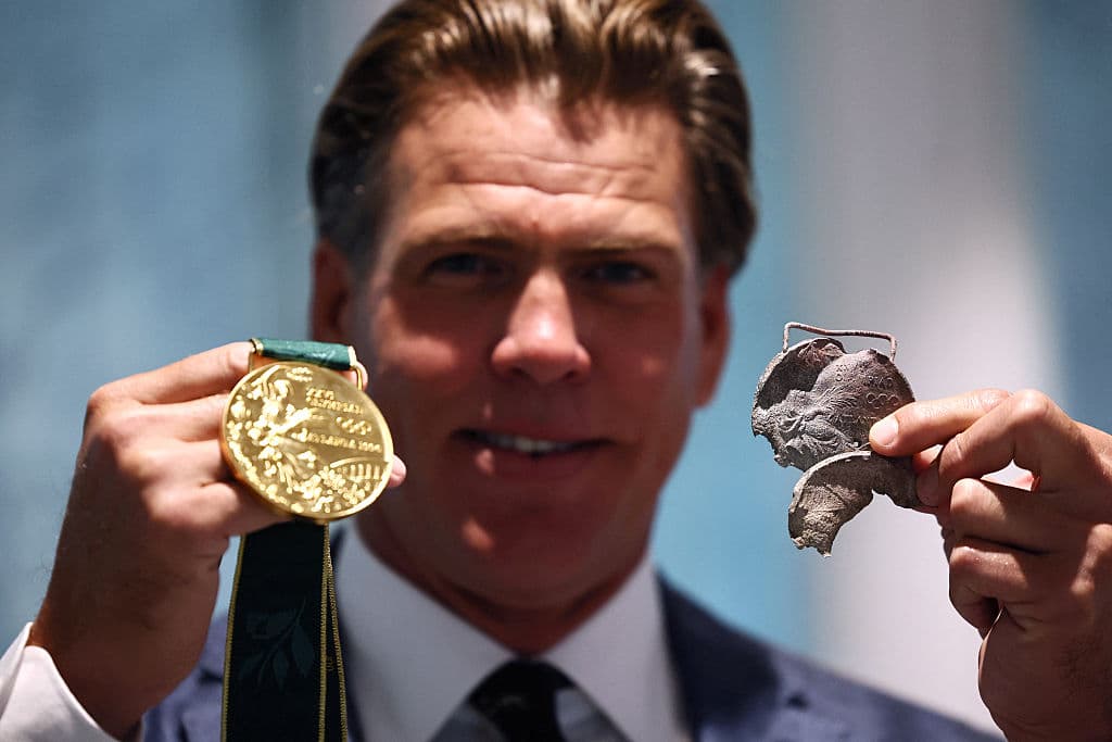 El retirado
<b>campeón olímpico de natación</b>
<b>Gary Hall Jr.</b> tenía su vivienda en
<b>Pacific Palisades</b>, que junto a Topanga y Malibú estuvieron entre las comunidades afectadas.