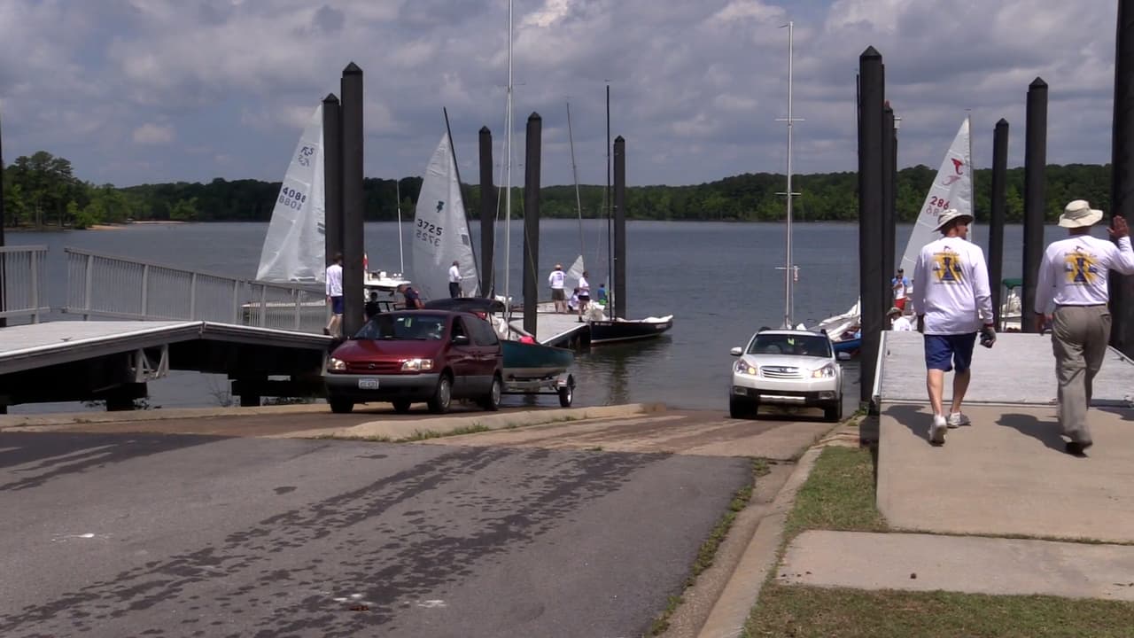 Todas las áreas de acceso cuentan con al menos una rampa para botes, lo que ofrece acceso a uno de los mejores lagos para pescar en el este de los Estados Unidos, según la División de Parques y Recreación de Carolina del Norte.