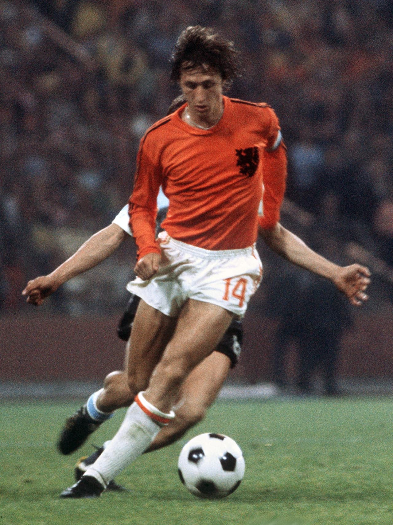 El gran Johan Cruyff fue transferido del Ajax al Barcelona por una cifra cercana a los 600,000 euros, que en la actualidad serían 9,8 millones de la misma moneda. Como está el mercado, no sería descabellada una oferta de 270 millones de euros.