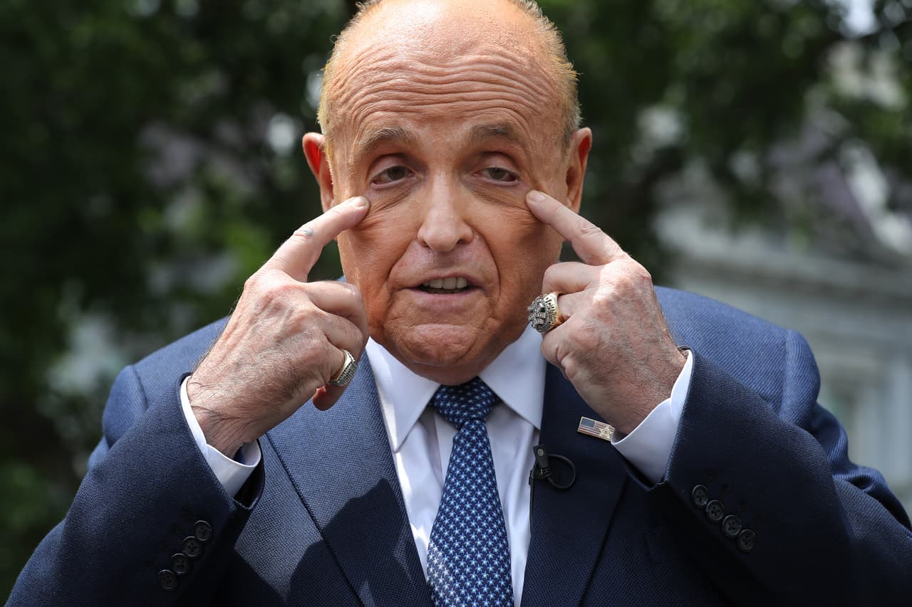 Rudy Giuliani en medio de polémica tras ser sorprendido en escena comprometedora de nueva película