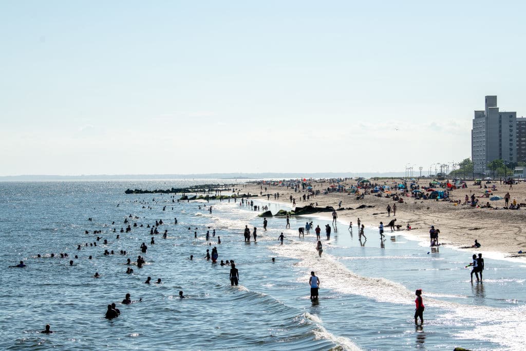 En las playas de Nueva York, y en sus alrededores encontrarás, todo tipo de facilidades para divertirte: desde mayas para jugar volley ball, hasta áreas para hacer pic nic,
<b>hasta juegos mecánicos, y la oportunidad de navegar en kayak en el mar. </b>