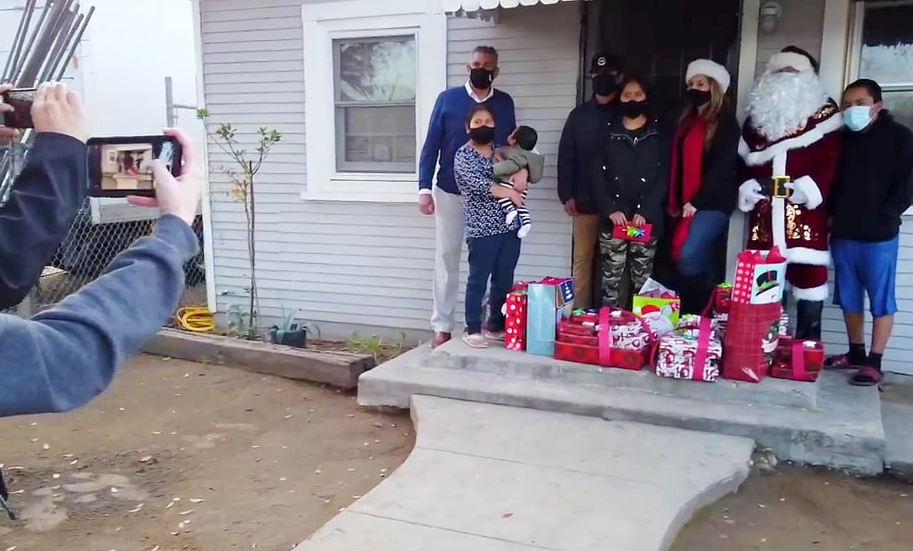 Familia migrante del Valle Central recibe sorpresa de Navidad
