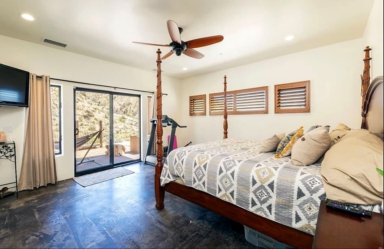 Los dormitorios cuentan también con ventanales de piso a techo que dejan ver los bellos paisajes que los rodea.