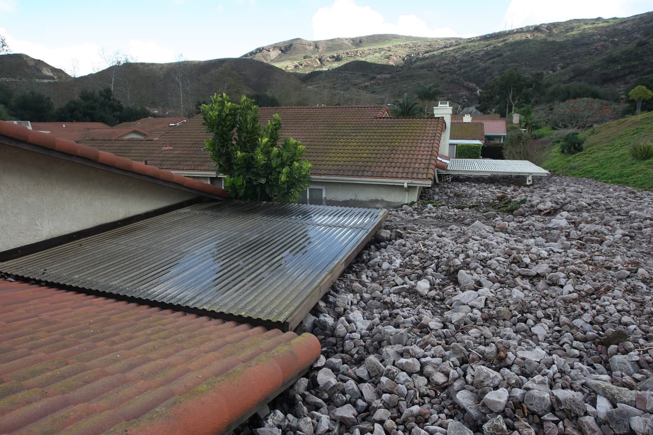 Un frente tormentoso que primero anegó el norte de California en diciembre de 2014 llegó al sur del estado donde en lugares como Camarillo causó deslizamientos de rocas que destrozaron varios hogares.