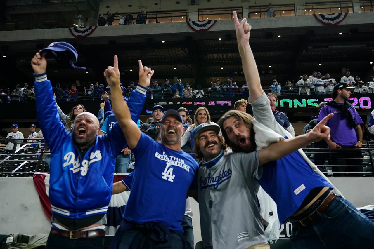 El partido se juegó en el estadio Globe Life Field en Texas, pero en el estacionamiento del estadio Chávez Ravine en Los Ángeles se reunieron miles de fanáticos.