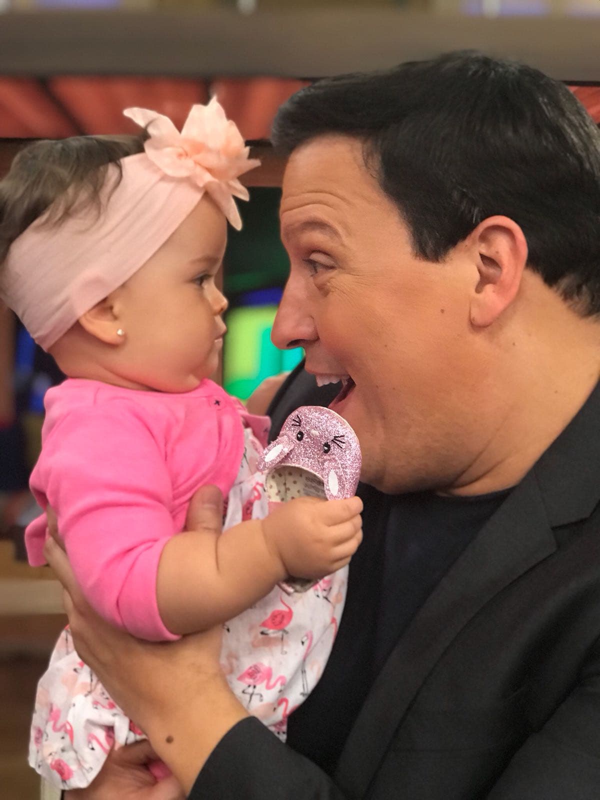 ¿Qué tanto le estaría diciendo? Silvana estaba muy atenta a los juguteos de su tío Raúl.