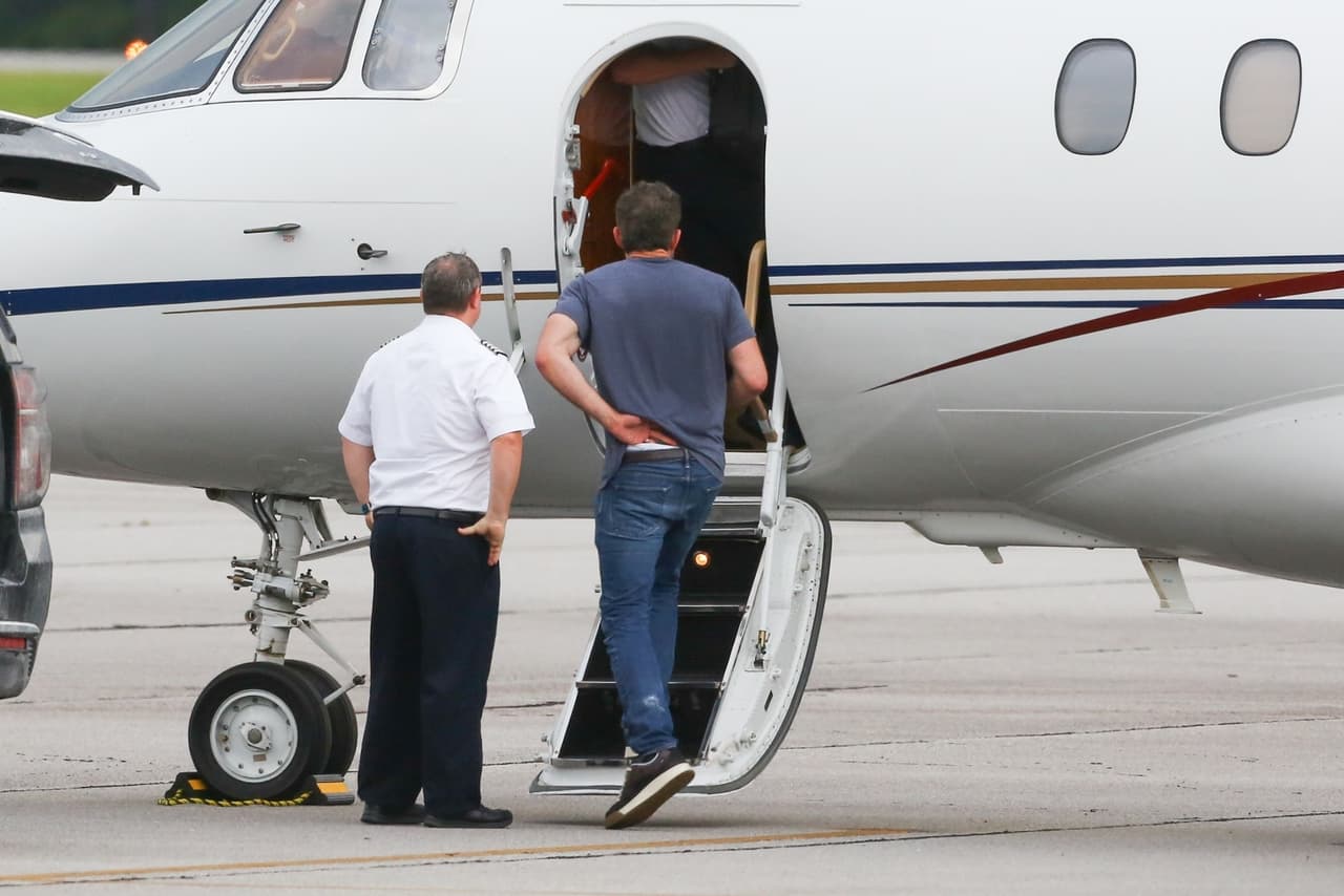 Según las imágenes, verificó que Violet (16 años), Seraphina (13) y Samuel (10) abordaran la aeronave. 
<br>
