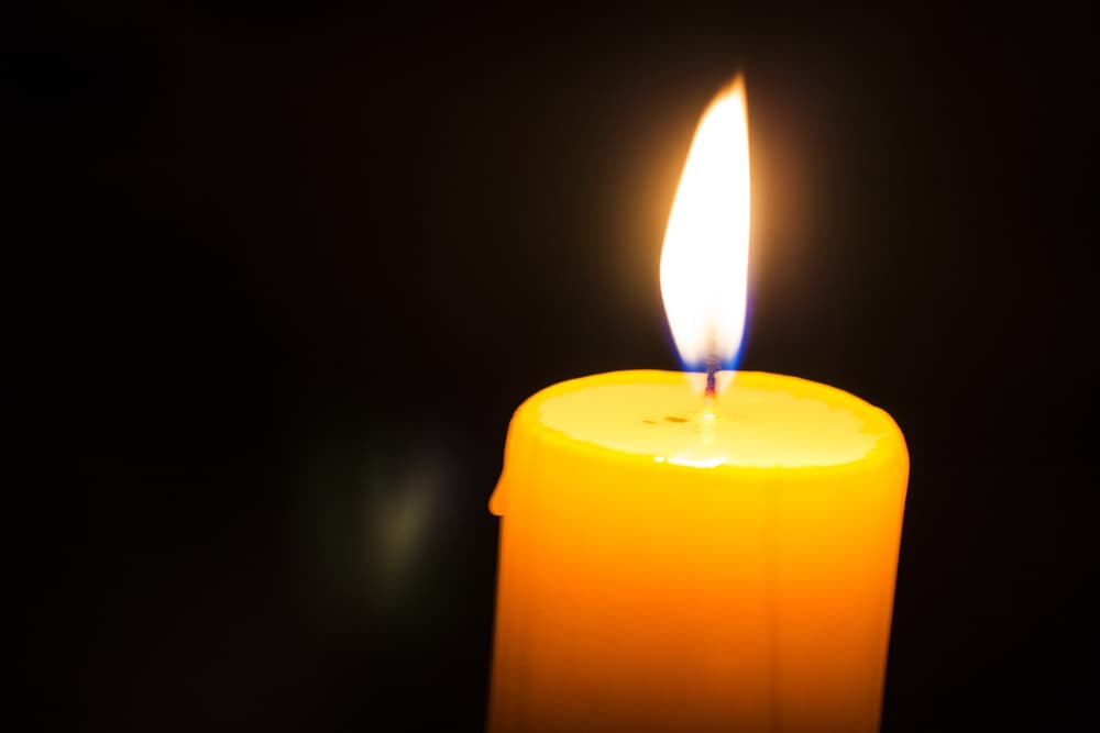 El poder de las velas reside en muchos factores: nos ayudan a
<b> </b>hacer realidad nuestros deseos, cumplir nuestras promesas, iluminar nuestros pensamientos y guiarnos cuando existe oscuridad mental, a sentirnos acompañados cuando la esperanza parece abandonarnos.
<br>