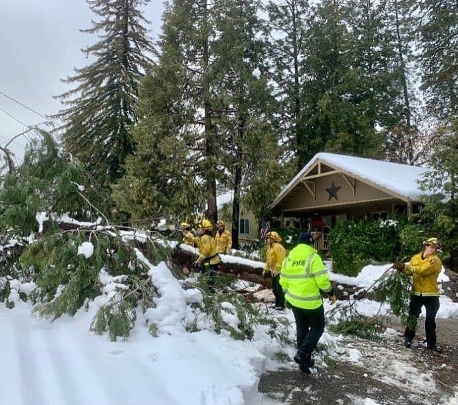 En las montañas de San Gabriel se registraron 9 pulgadas de nieve.